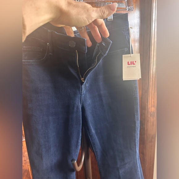 MOTHER NWT LIL’ MOTHER WEEKENDER FRAY SZ 28 Chip on my shoulder flare style - Picture 8 of 13